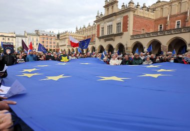 Krakow; Polonya - 10 Ekim 2021: Biz kalıyoruz, hükümet ayrılıyor! Halk Anayasa Mahkemesi 'nin kararını protesto ediyor. Pek çok vatandaş, kararın Polexit yolunda atılmış bir adım olduğuna inanıyor.