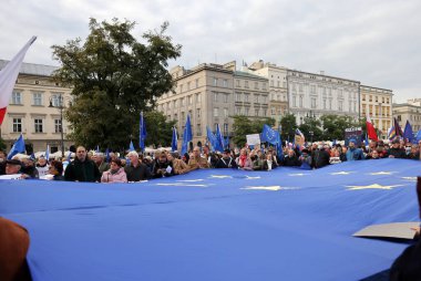Krakow; Polonya - 10 Ekim 2021: Biz kalıyoruz, hükümet ayrılıyor! Halk Anayasa Mahkemesi 'nin kararını protesto ediyor. Pek çok vatandaş, kararın Polexit yolunda atılmış bir adım olduğuna inanıyor.