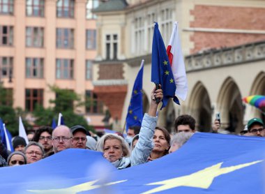 Krakow; Polonya - 10 Ekim 2021: Biz kalıyoruz, hükümet ayrılıyor! Halk Anayasa Mahkemesi 'nin kararını protesto ediyor. Pek çok vatandaş, kararın Polexit yolunda atılmış bir adım olduğuna inanıyor.