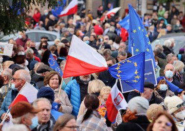 Krakow; Polonya - 10 Ekim 2021: Biz kalıyoruz, hükümet ayrılıyor! Halk Anayasa Mahkemesi 'nin kararını protesto ediyor. Pek çok vatandaş, kararın Polexit yolunda atılmış bir adım olduğuna inanıyor.