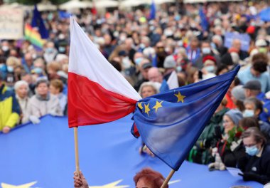 Krakow; Polonya - 10 Ekim 2021: Biz kalıyoruz, hükümet ayrılıyor! Halk Anayasa Mahkemesi 'nin kararını protesto ediyor. Pek çok vatandaş, kararın Polexit yolunda atılmış bir adım olduğuna inanıyor.