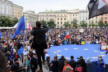 Krakow; Polonya - 10 Ekim 2021: Biz kalıyoruz, hükümet ayrılıyor! Halk Anayasa Mahkemesi 'nin kararını protesto ediyor. Pek çok vatandaş, kararın Polexit yolunda atılmış bir adım olduğuna inanıyor.