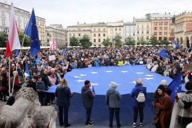 Krakow; Polonya - 10 Ekim 2021: Biz kalıyoruz, hükümet ayrılıyor! Halk Anayasa Mahkemesi 'nin kararını protesto ediyor. Pek çok vatandaş, kararın Polexit yolunda atılmış bir adım olduğuna inanıyor.