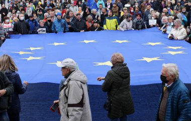 Krakow; Polonya - 10 Ekim 2021: Biz kalıyoruz, hükümet ayrılıyor! Halk Anayasa Mahkemesi 'nin kararını protesto ediyor. Pek çok vatandaş, kararın Polexit yolunda atılmış bir adım olduğuna inanıyor.