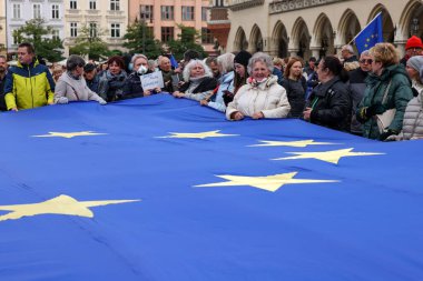 Krakow; Polonya - 10 Ekim 2021: Biz kalıyoruz, hükümet ayrılıyor! Halk Anayasa Mahkemesi 'nin kararını protesto ediyor. Pek çok vatandaş, kararın Polexit yolunda atılmış bir adım olduğuna inanıyor.