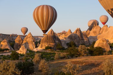 Kapadokya, Türkiye. Kapadokya 'nın en büyük turistik cazibesi. Gün doğumunda balonla uçmak.