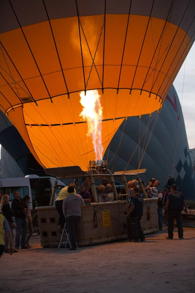 Capadocia - preparaciones para el inicio del globo al amanecer —  Fotos de Stock