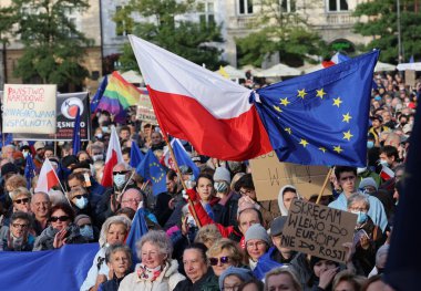 Krakow; Polonya - 10 Ekim 2021: Biz kalıyoruz, hükümet ayrılıyor! Halk Anayasa Mahkemesi 'nin kararını protesto ediyor. Pek çok vatandaş, kararın Polexit yolunda atılmış bir adım olduğuna inanıyor.