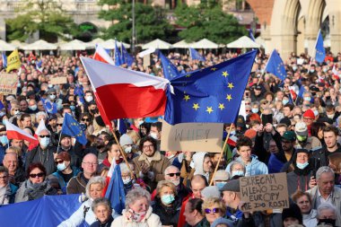 Krakow; Polonya - 10 Ekim 2021: Biz kalıyoruz, hükümet ayrılıyor! Halk Anayasa Mahkemesi 'nin kararını protesto ediyor. Pek çok vatandaş, kararın Polexit yolunda atılmış bir adım olduğuna inanıyor.