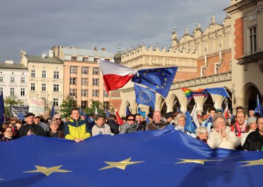 Krakow; Polonya - 10 Ekim 2021: Biz kalıyoruz, hükümet ayrılıyor! Halk Anayasa Mahkemesi 'nin kararını protesto ediyor. Pek çok vatandaş, kararın Polexit yolunda atılmış bir adım olduğuna inanıyor.