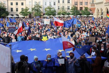Krakow; Polonya - 10 Ekim 2021: Biz kalıyoruz, hükümet ayrılıyor! Halk Anayasa Mahkemesi 'nin kararını protesto ediyor. Pek çok vatandaş, kararın Polexit yolunda atılmış bir adım olduğuna inanıyor.