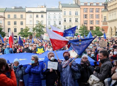 Krakow; Polonya - 10 Ekim 2021: Biz kalıyoruz, hükümet ayrılıyor! Halk Anayasa Mahkemesi 'nin kararını protesto ediyor. Pek çok vatandaş, kararın Polexit yolunda atılmış bir adım olduğuna inanıyor.