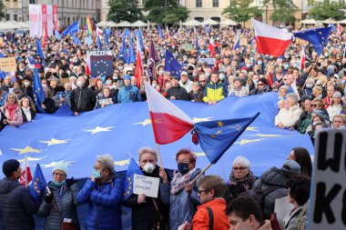 Krakow; Polonya - 10 Ekim 2021: Biz kalıyoruz, hükümet ayrılıyor! Halk Anayasa Mahkemesi 'nin kararını protesto ediyor. Pek çok vatandaş, kararın Polexit yolunda atılmış bir adım olduğuna inanıyor.
