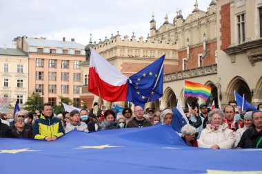 Krakow; Polonya - 10 Ekim 2021: Biz kalıyoruz, hükümet ayrılıyor! Halk Anayasa Mahkemesi 'nin kararını protesto ediyor. Pek çok vatandaş, kararın Polexit yolunda atılmış bir adım olduğuna inanıyor.