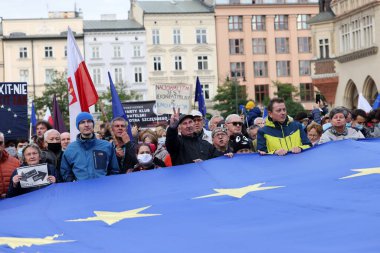 Krakow; Polonya - 10 Ekim 2021: Biz kalıyoruz, hükümet ayrılıyor! Halk Anayasa Mahkemesi 'nin kararını protesto ediyor. Pek çok vatandaş, kararın Polexit yolunda atılmış bir adım olduğuna inanıyor.