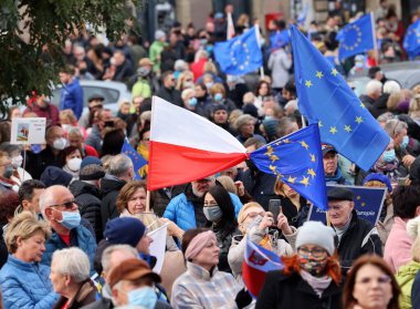Krakow; Polonya - 10 Ekim 2021: Biz kalıyoruz, hükümet ayrılıyor! Halk Anayasa Mahkemesi 'nin kararını protesto ediyor. Pek çok vatandaş, kararın Polexit yolunda atılmış bir adım olduğuna inanıyor.