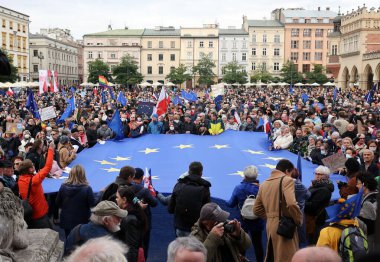 Krakow; Polonya - 10 Ekim 2021: Biz kalıyoruz, hükümet ayrılıyor! Halk Anayasa Mahkemesi 'nin kararını protesto ediyor. Pek çok vatandaş, kararın Polexit yolunda atılmış bir adım olduğuna inanıyor.