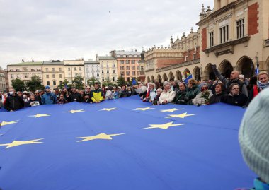 Krakow; Polonya - 10 Ekim 2021: Biz kalıyoruz, hükümet ayrılıyor! Halk Anayasa Mahkemesi 'nin kararını protesto ediyor. Pek çok vatandaş, kararın Polexit yolunda atılmış bir adım olduğuna inanıyor.