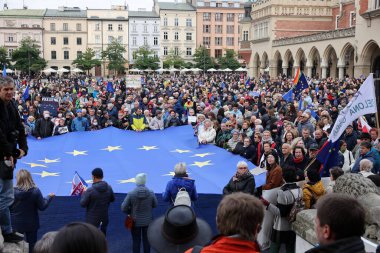 Krakow; Polonya - 10 Ekim 2021: Biz kalıyoruz, hükümet ayrılıyor! Halk Anayasa Mahkemesi 'nin kararını protesto ediyor. Pek çok vatandaş, kararın Polexit yolunda atılmış bir adım olduğuna inanıyor.