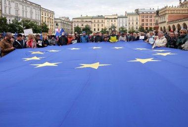 Krakow; Polonya - 10 Ekim 2021: Biz kalıyoruz, hükümet ayrılıyor! Halk Anayasa Mahkemesi 'nin kararını protesto ediyor. Pek çok vatandaş, kararın Polexit yolunda atılmış bir adım olduğuna inanıyor.