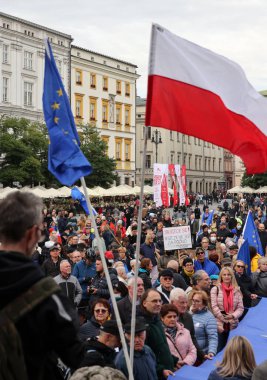 Krakow; Polonya - 10 Ekim 2021: Biz kalıyoruz, hükümet ayrılıyor! Halk Anayasa Mahkemesi 'nin kararını protesto ediyor. Pek çok vatandaş, kararın Polexit yolunda atılmış bir adım olduğuna inanıyor.
