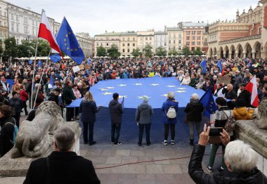 Krakow; Polonya - 10 Ekim 2021: Biz kalıyoruz, hükümet ayrılıyor! Halk Anayasa Mahkemesi 'nin kararını protesto ediyor. Pek çok vatandaş, kararın Polexit yolunda atılmış bir adım olduğuna inanıyor.