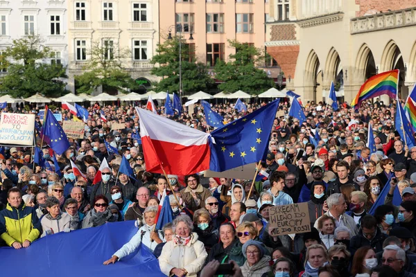 Krakow; Polonya - 10 Ekim 2021: Biz kalıyoruz, hükümet ayrılıyor! Halk Anayasa Mahkemesi 'nin kararını protesto ediyor. Pek çok vatandaş, kararın Polexit yolunda atılmış bir adım olduğuna inanıyor.