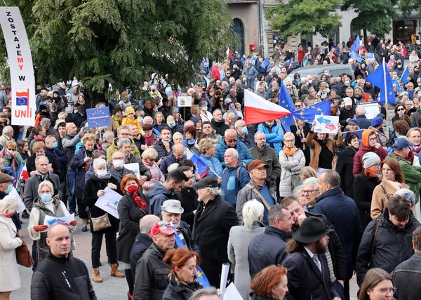 ポーランド 2021年10月10日 私たちは滞在し 政府は去る 人々は憲法裁判所の判決に抗議する 多くの市民は判決が出口への一歩だと信じています — ストック写真
