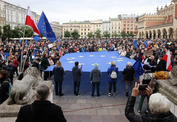 Krakow; Polonya - 10 Ekim 2021: Biz kalıyoruz, hükümet ayrılıyor! Halk Anayasa Mahkemesi 'nin kararını protesto ediyor. Pek çok vatandaş, kararın Polexit yolunda atılmış bir adım olduğuna inanıyor.