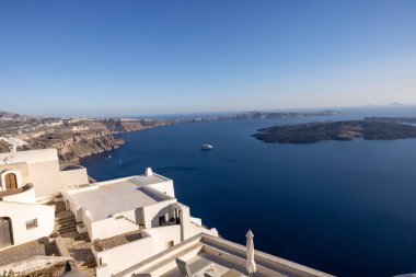 Yunanistan 'ın Santorini adasındaki Imerovigli köyünden Santorini kaldera kayalıklarının panoramik manzarası 