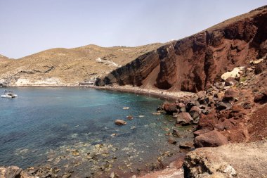 Santorini, Yunanistan - 01 Temmuz 2021: Santorini adasının güney kıyısındaki ünlü Kızıl Kumsal, Kiklad, Ege Denizi.