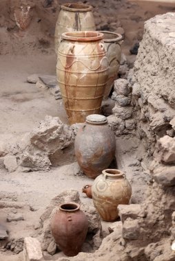 Santorini, Yunanistan - 01 Temmuz 2021: Yunanistan 'ın Santorini adasında bir Minos Çağı yerleşim alanı olan tarih öncesi Akrotiri kasabasında antik çömlekler ele geçirildi