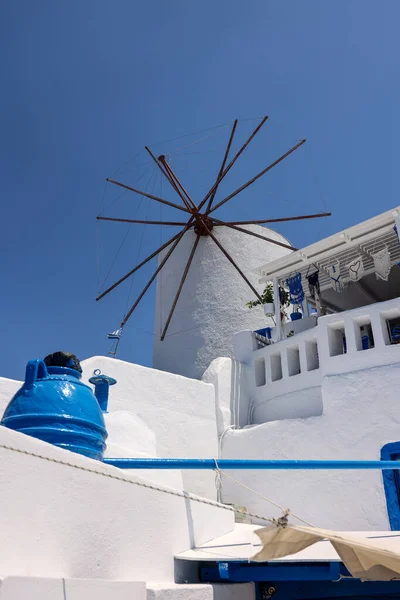 サントリーニ島のOiaの伝統的な白い風車 ギリシャのキクラデス諸島 — ストック写真