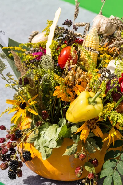 Beaux bouquets de fleurs et d'herbes — Photo