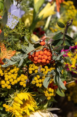 Geleneksel çiçek buketi, bitkiler ve meyveler yazın sembolüdür. 