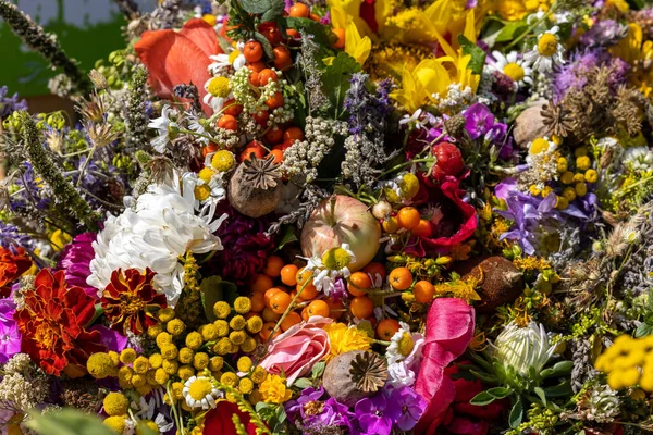 Tradiční Kytice Květin Bylin Ovoce Které Jsou Symbolem Léta — Stock fotografie