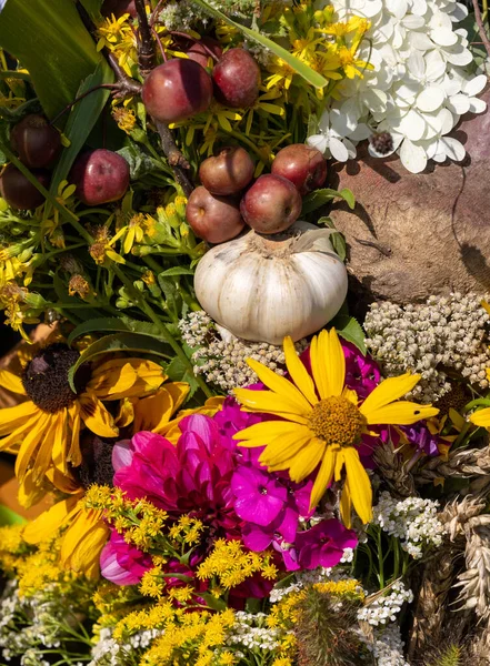 Traditioneller Strauß Von Blumen Kräutern Und Früchten Die Das Symbol — Stockfoto