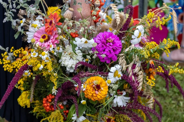 Traditioneller Strauß Von Blumen Kräutern Und Früchten Die Das Symbol — Stockfoto
