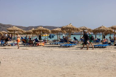 Elafonisi, Girit, Yunanistan - 19 Eylül 2021: Girit, Akdeniz 'deki Elafonisi' nin ünlü pembe mercan plajında dinlenen insanlar 