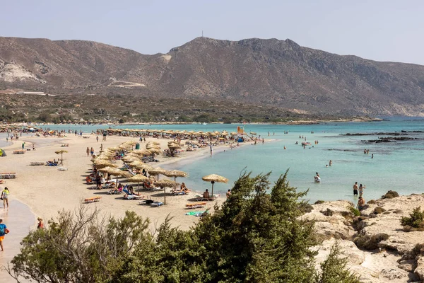 Elafonisi, Girit, Yunanistan - 19 Eylül 2021: Girit, Akdeniz 'deki Elafonisi' nin ünlü pembe mercan plajında dinlenen insanlar 