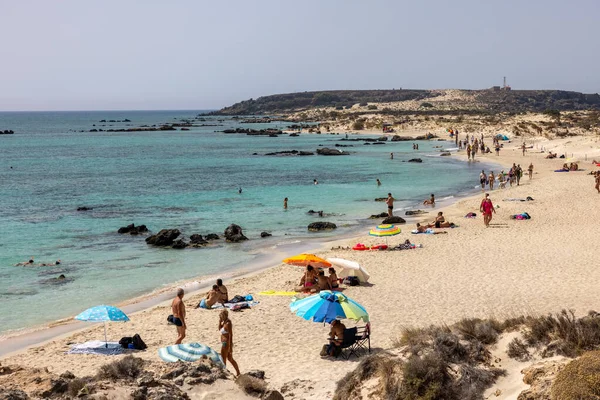 ギリシャクレタ島エラフォニシ2021年9月19日 ギリシャの地中海 クレタ島エラフォニシの有名なピンクの珊瑚のビーチでリラックスしている人々 — ストック写真