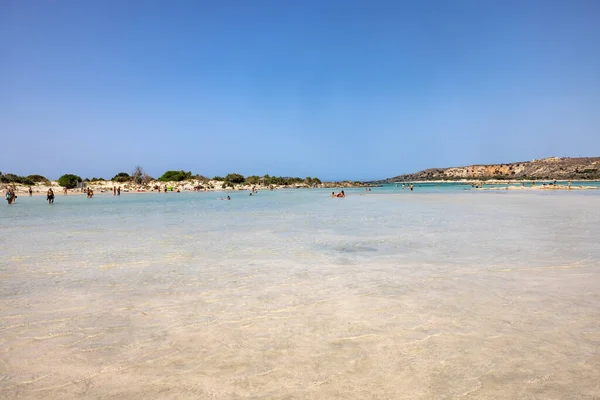 希腊克里特岛Elafonisi 2021年9月19日 人们在希腊克里特岛著名的粉红珊瑚海滩上放松一下 — 图库照片