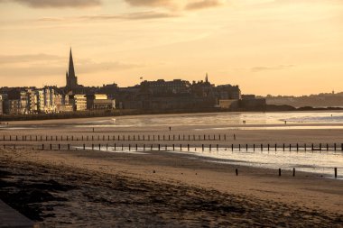 Sahildeki akşam ışığı ve eski şehir Saint Malo, Fransa, Ille et Vilaine, İngiltere, Fransa,