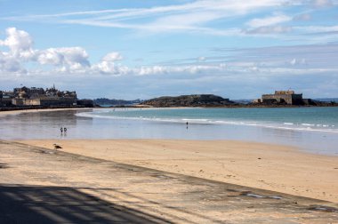 Fransa 'nın Brittany kentindeki ünlü Saint Malo tatil beldesinin ana plajı. 
