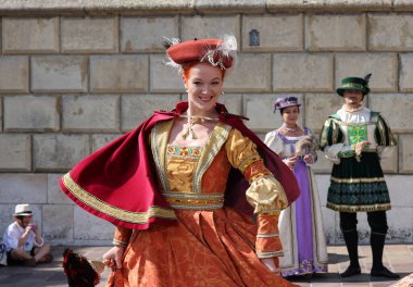 Krakow, Polonya - 27 Temmuz 2021: Performans - 22. Cracovia Danza Dans Festivali kapsamında Wawel Royal Castle 'da Cracovia Danza Ballet tarafından çanlar çalınırken 