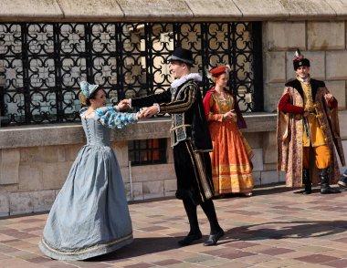 Krakow, Polonya - 27 Temmuz 2021: Performans - 22. Cracovia Danza Dans Festivali kapsamında Wawel Royal Castle 'da Cracovia Danza Ballet tarafından çanlar çalınırken 