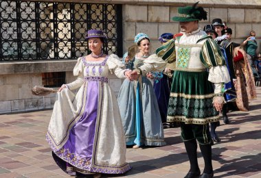 Krakow, Polonya - 27 Temmuz 2021: Performans - 22. Cracovia Danza Dans Festivali kapsamında Wawel Royal Castle 'da Cracovia Danza Ballet tarafından çanlar çalınırken 