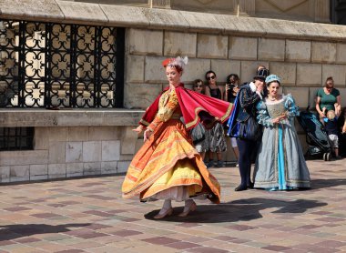 Krakow, Polonya - 27 Temmuz 2021: Performans - 22. Cracovia Danza Dans Festivali kapsamında Wawel Royal Castle 'da Cracovia Danza Ballet tarafından çanlar çalınırken 