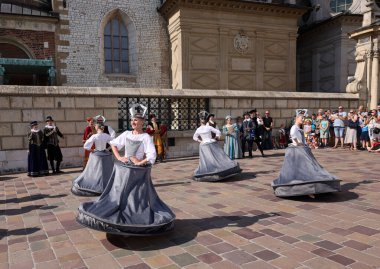 Krakow, Polonya - 27 Temmuz 2021: Performans - 22. Cracovia Danza Dans Festivali kapsamında Wawel Royal Castle 'da Cracovia Danza Ballet tarafından çanlar çalınırken 
