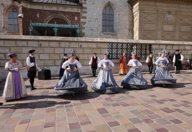 Krakow, Polonya - 27 Temmuz 2021: Performans - 22. Cracovia Danza Dans Festivali kapsamında Wawel Royal Castle 'da Cracovia Danza Ballet tarafından çanlar çalınırken 